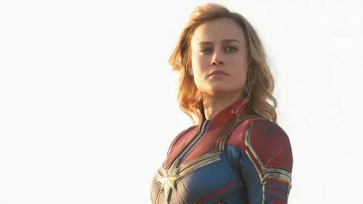 Brie Larson caracterizada como Capitana Marvel
