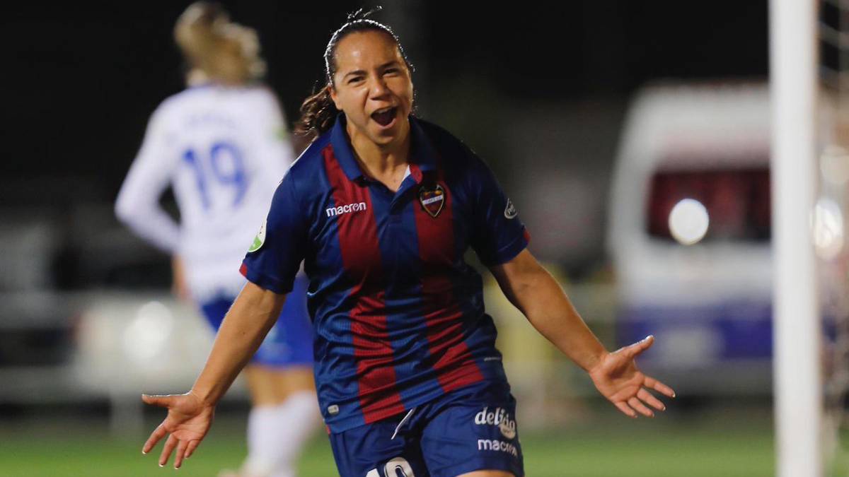 Charlyn Corral festejando anotación con Levante