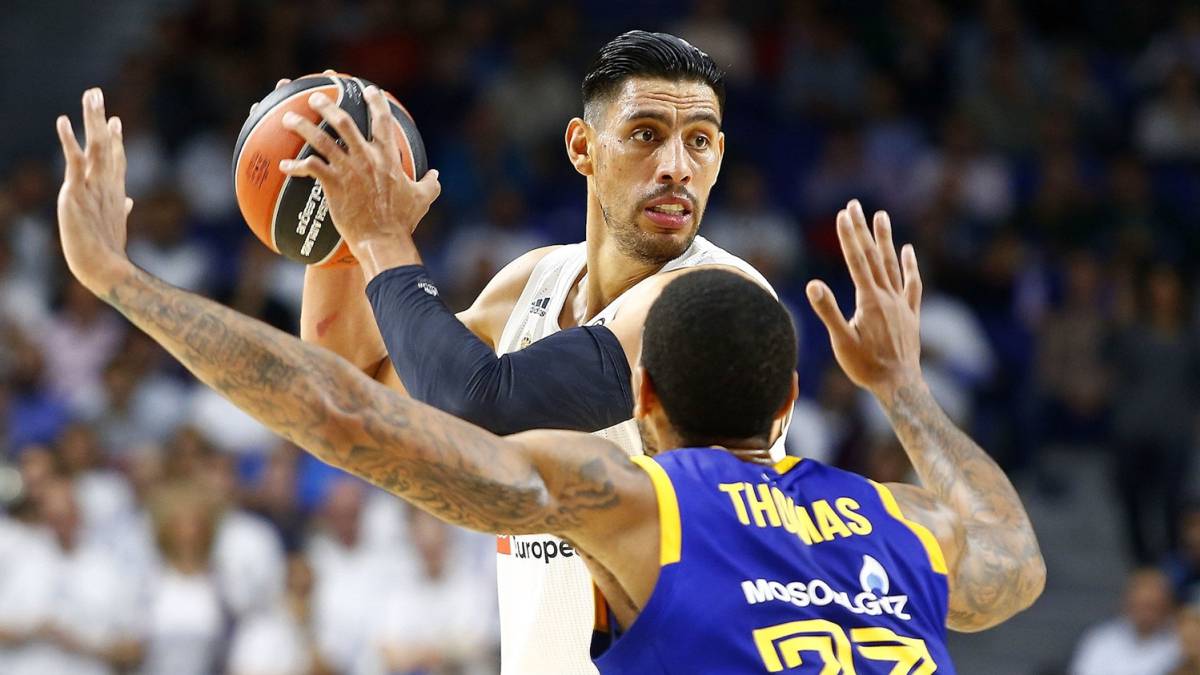 Gustavo Ayón controla la pelota frente a Malcolm Thomas en partido entre Real Madrid y Khimki por la Euroliga en noviembre de 2018