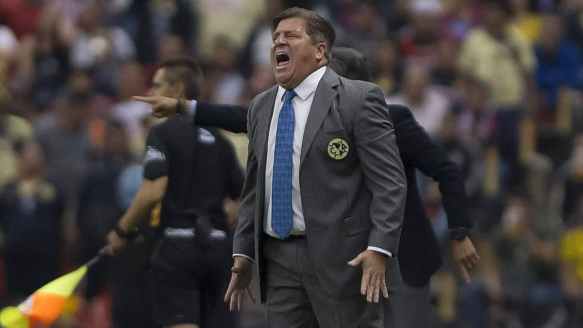 Miguel Herrera da instrucciones a sus dirigidos en el Estadio Azteca.