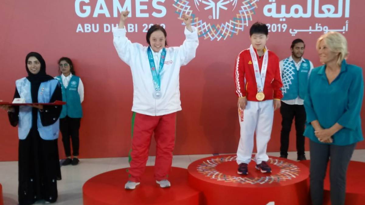 Adriana Iturriaga sosteniendo medalla de plata