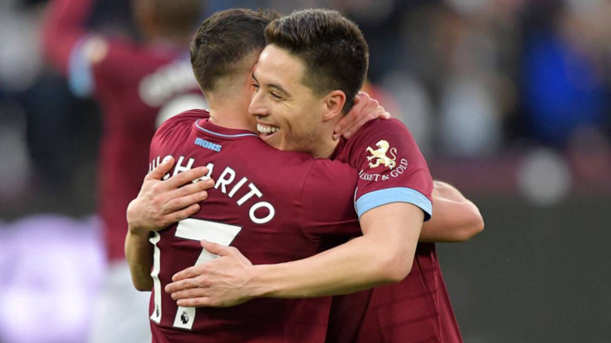 Javier 'Chicharito' Hernández se abraza con Nasri