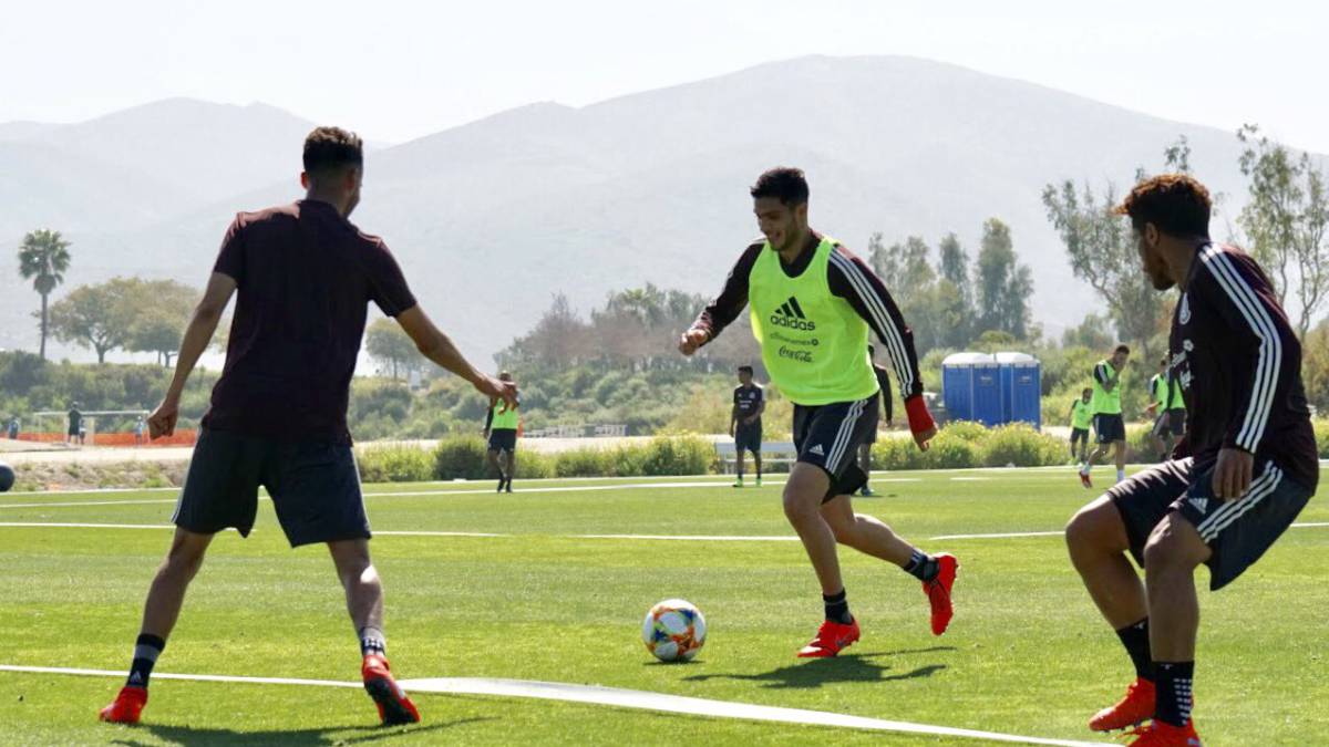 Diego Reyes, Raúl Jiménez y Jonathan Dos Santos con México