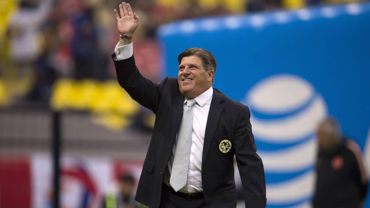 Miguel Herrera festeja su cumpleaños con tintes amarillos