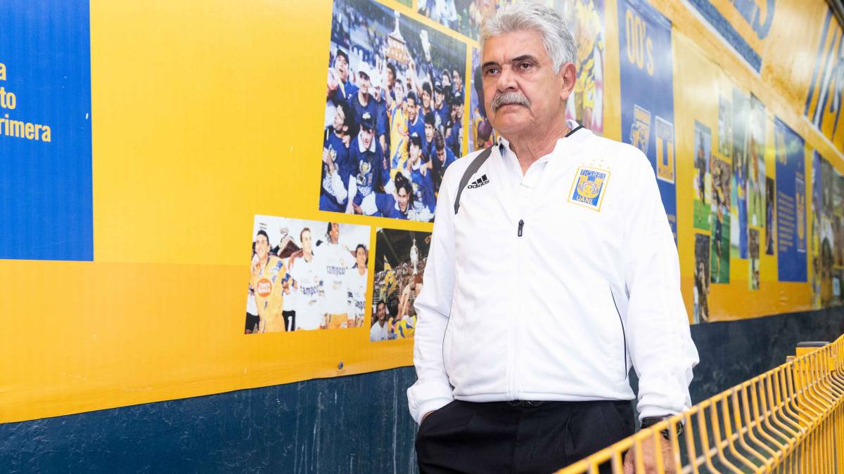 Ricardo Ferretti camina por los pasillos del Estadio Universitario de Nuevo León.