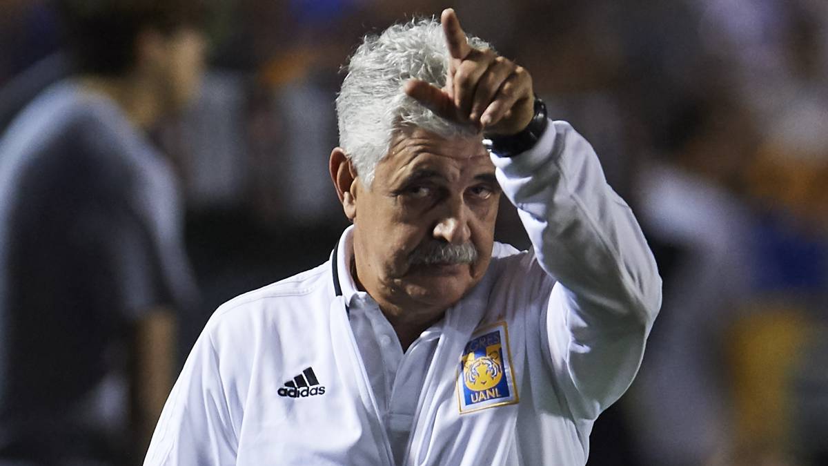 Ricardo Ferretti durante un partido en el Estadio Universitario de Nuevo León.