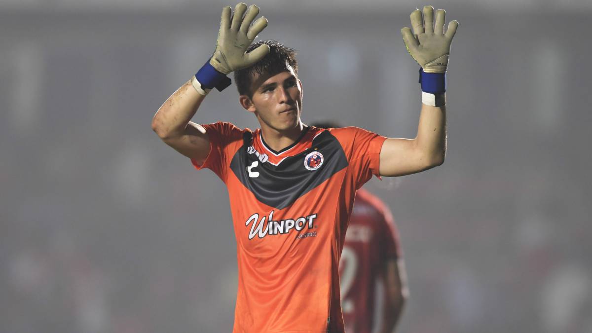 Sebastián Jurado agradece a la afición en un partido de los Tiburones Rojos.