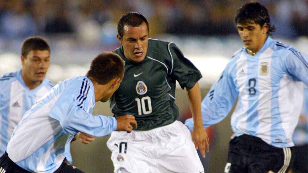 Cuauhtémoc Blanco en duelo entre Argentina y México en 2003 que ganaron los Albicelestes