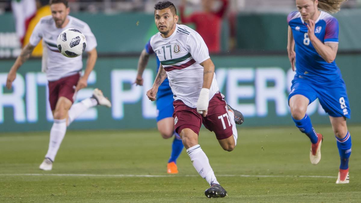 Jesús Corona conduce el balón en un partido de la Selección Mexicana contra su similar de Islandia.