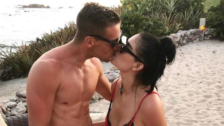 El portero uruguayo del Puebla subió una foto a Instagram en la que aparece besándose con la hermana de Carlos Salcedo en la playa.