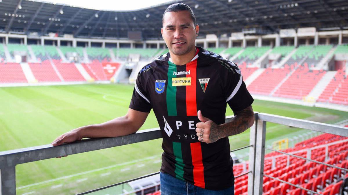 Carlos "Gullit" Peña enfundado con la camiseta del GKS Tychy.