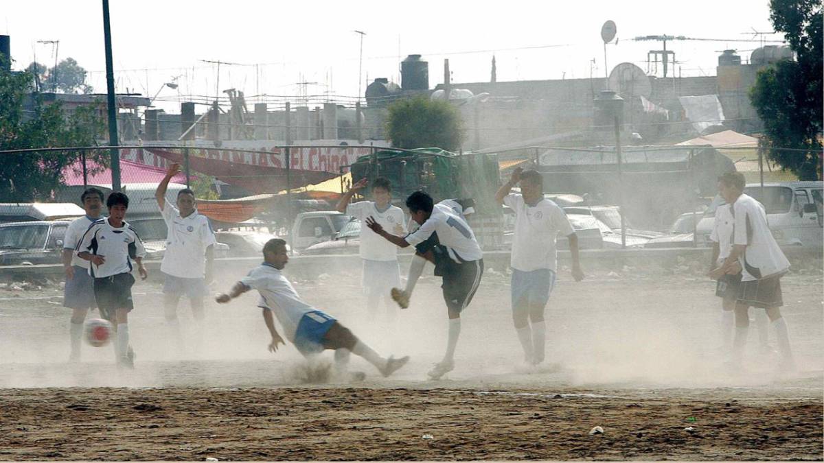 Un partido de futbol llanero en México.