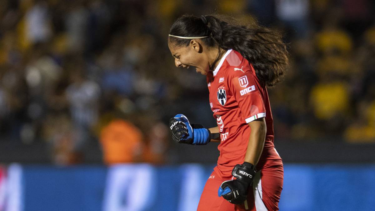 Claudia Lozoya celebrando