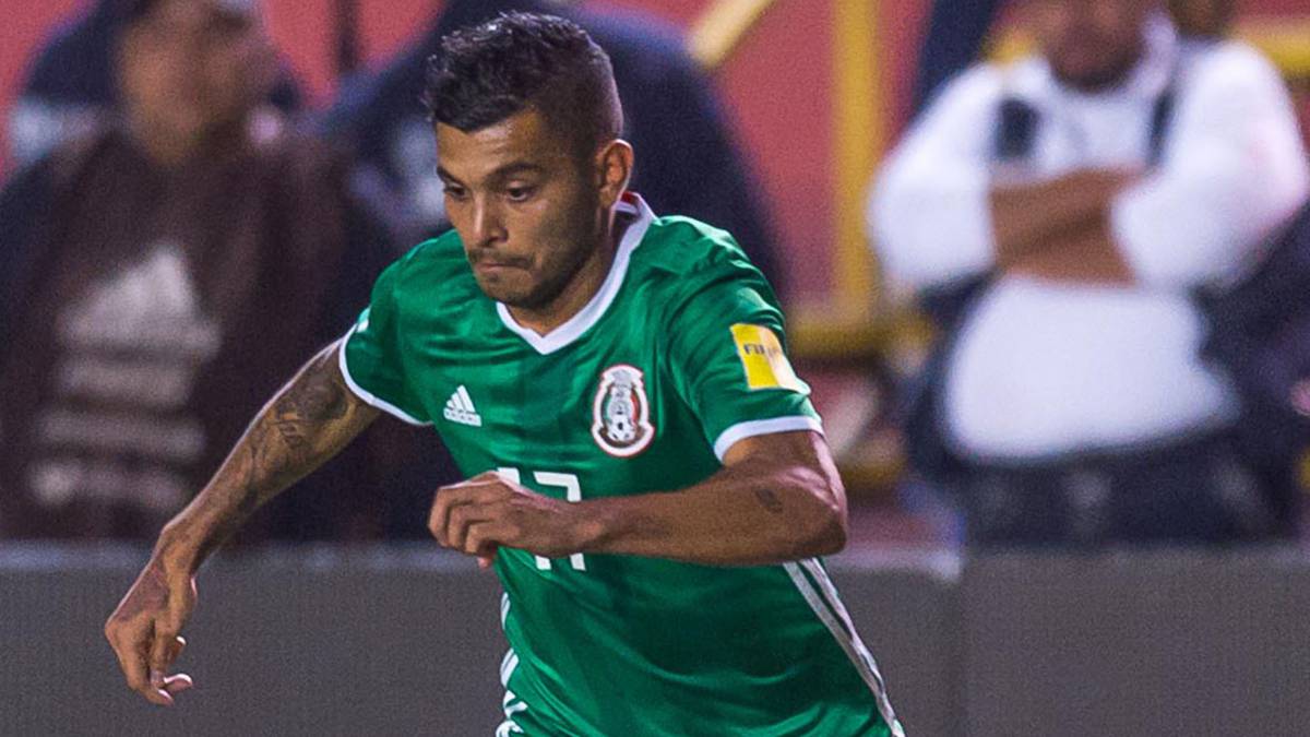 Jesús Manuel Corona conduce el esférico durante un partido con la Selección Mexicana.