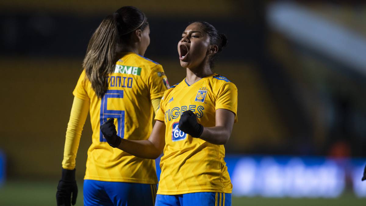 Nancy Antonio y Belén Cruz celebrando anotación