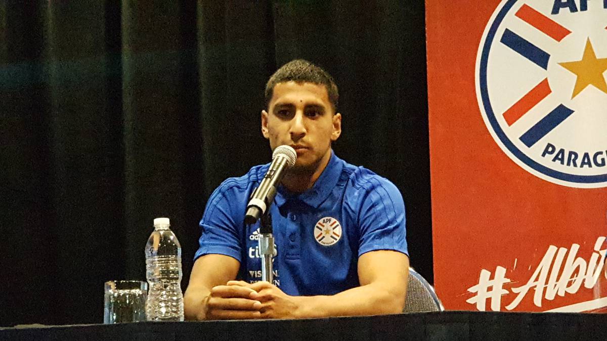 Cecilio Domínguez en conferencia de prensa con la Selección de Paraguay.