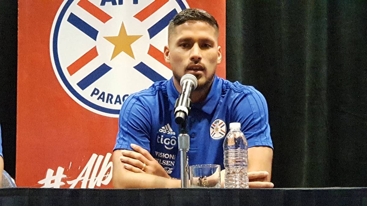 Bruno Valdez en conferencia de prensa con la Selección de Paraguay.