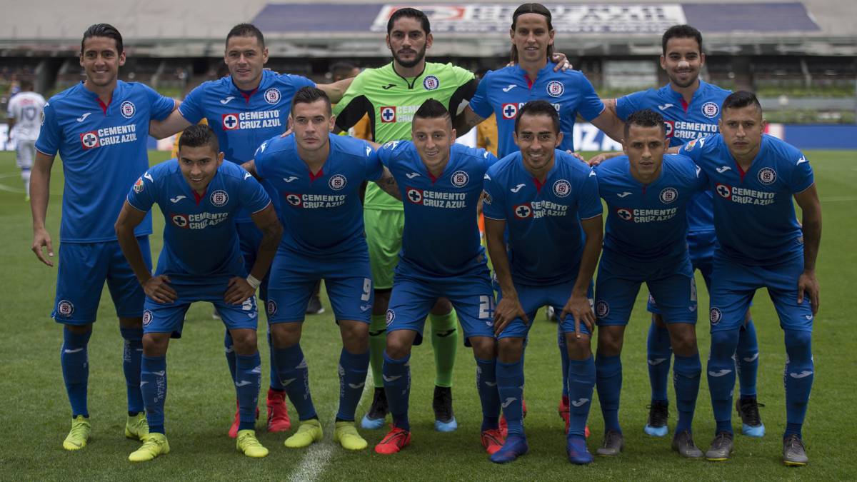 El equipo de Cruz Azul momentos antes de disputar un partido en el Estadio Azteca.