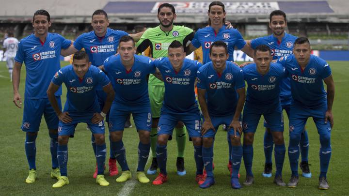 El equipo de Cruz Azul momentos antes de disputar un partido en el Estadio Azteca.