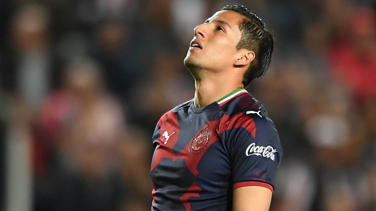 Carlos Cisneros se lamenta una jugada con las Chivas.