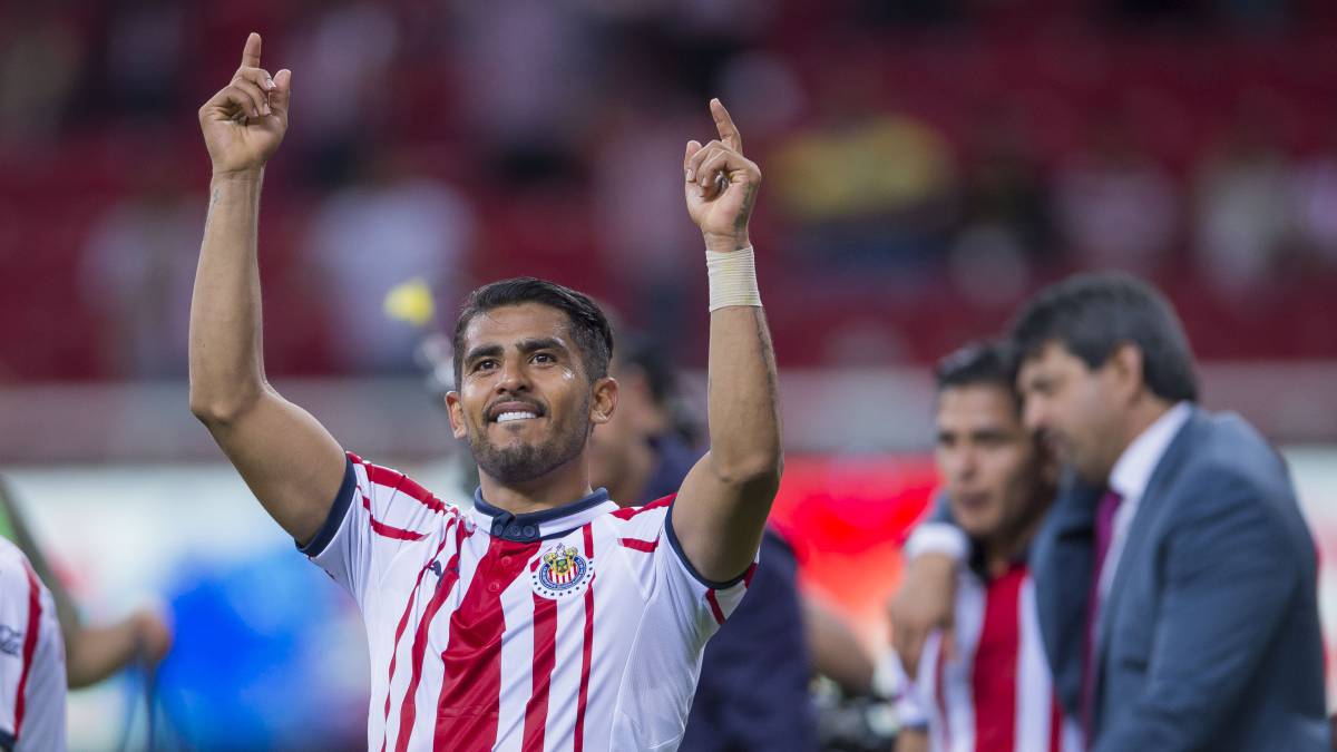 Chivas pierde a Miguel Ponce por dos semanas