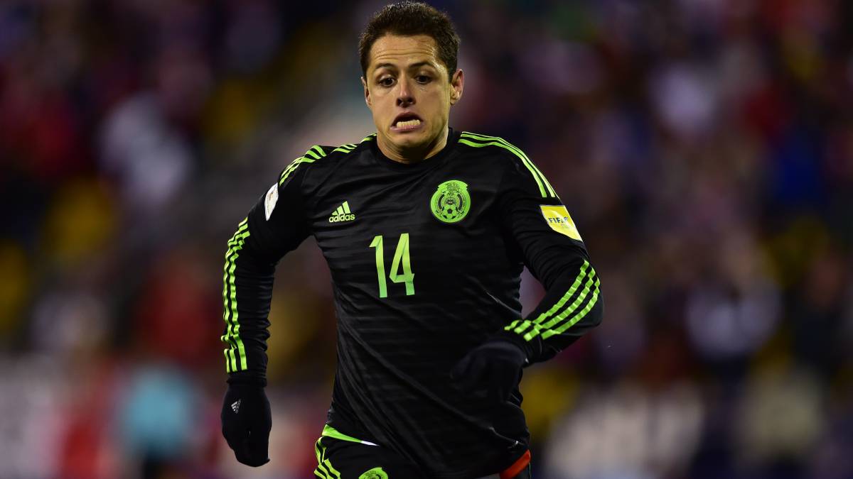 Javier Hernández en acción durante un partido de la Selección Mexicana.