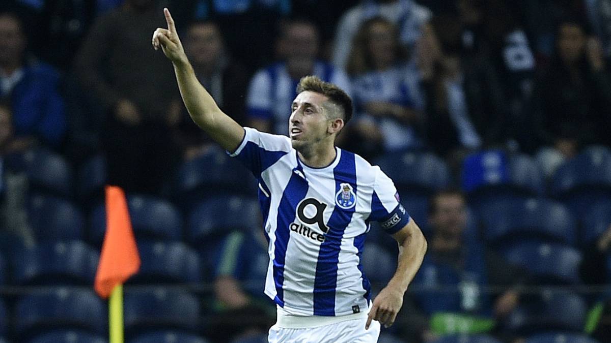 Héctor Herrera celebra una acción con el Porto.