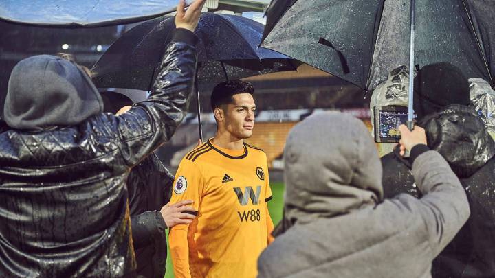 Raúl Jiménez presume regalo de Sin Cara