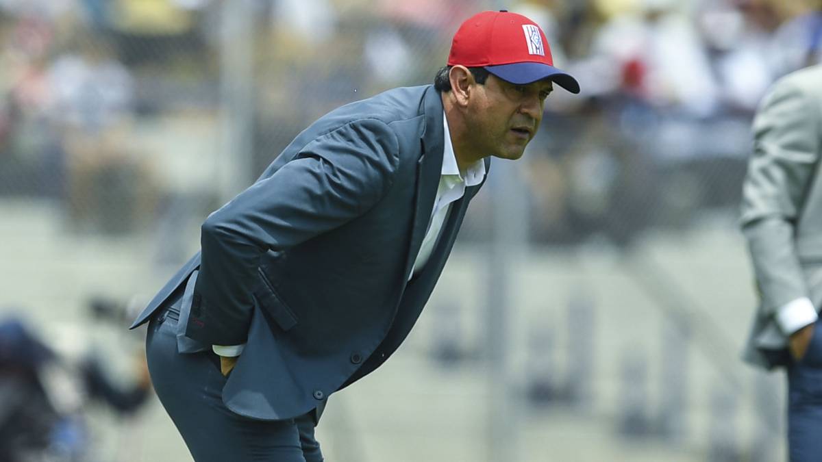 José Cardozo observa de cerca el partido contra Pumas.