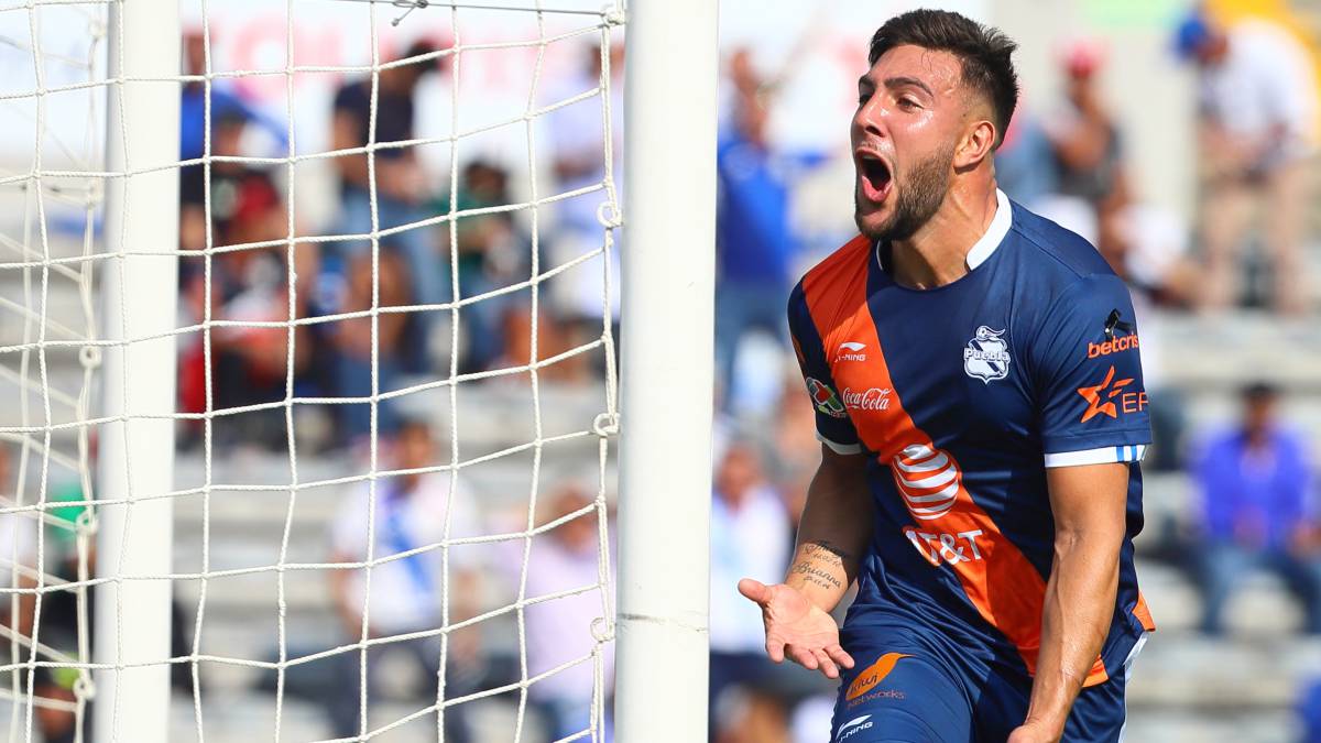 Lucas Cavallini celebra uno de sus goles ante el Puebla
