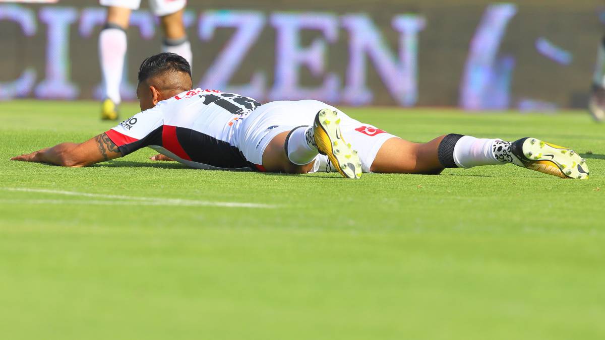 Michael Orozco queda tendido en el césped durante el duelo de Lobos BUAP contra Puebla.