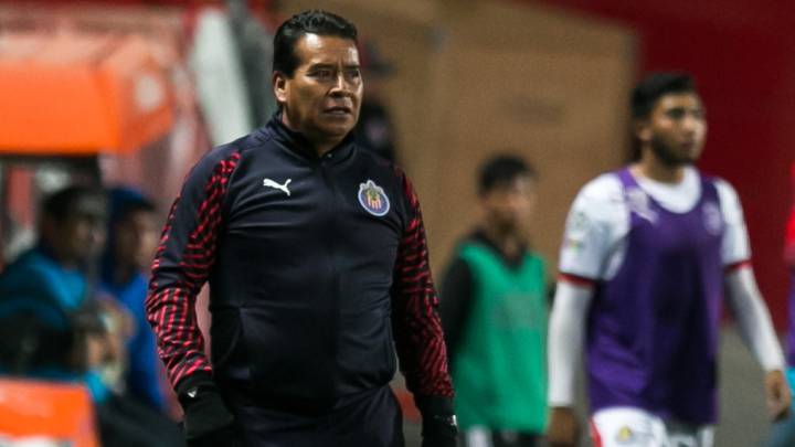 Alberto Coyote podría quedarse al frente de Chivas