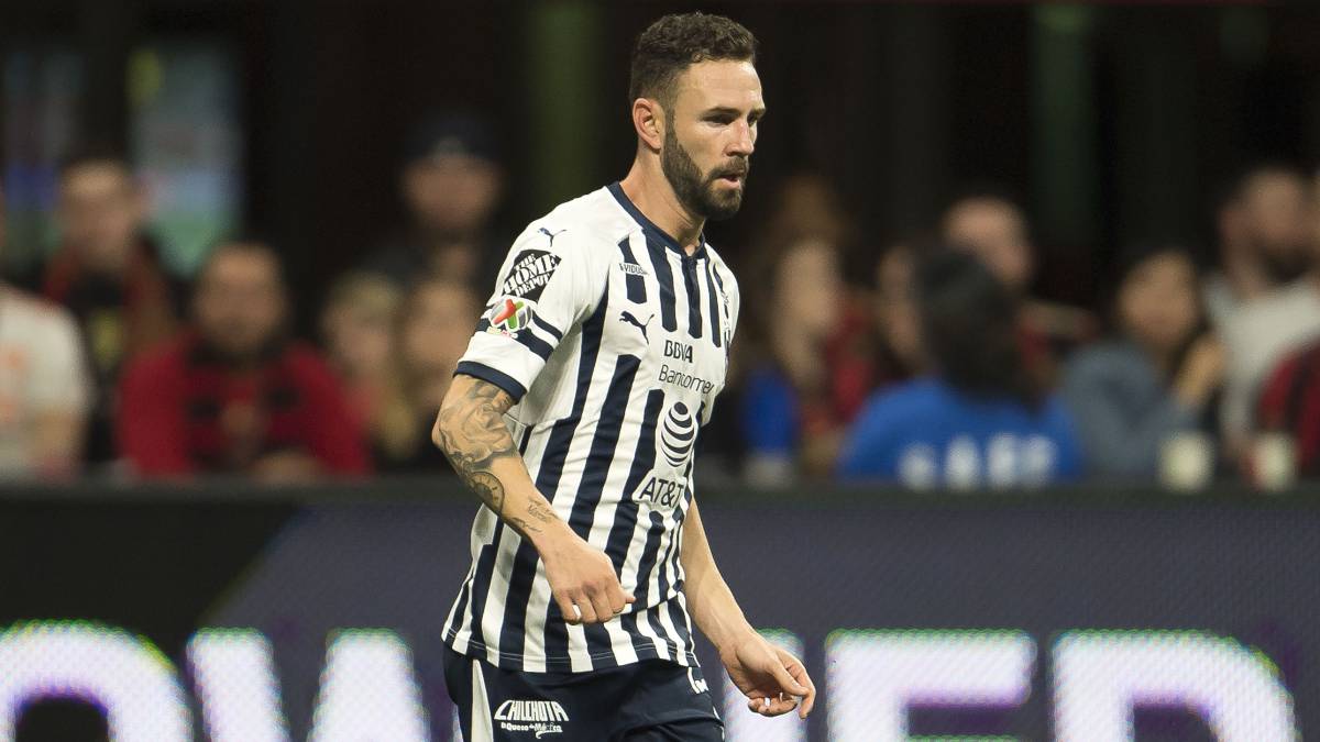Miguel Layún durante un partido con Rayados.