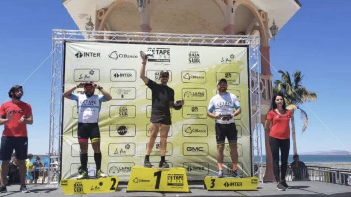 Miguel Sabah sube al podio durante una competencia de triatlón.