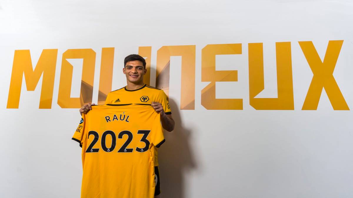 Raúl Jiménez firma con el Wolverhampton hasta 2023