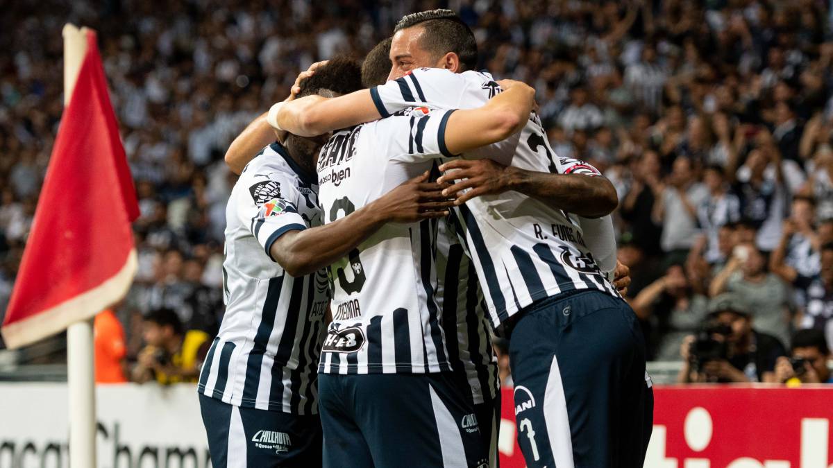 Jugadores de Rayados celebran un gol ante el Sporting Kansas City.