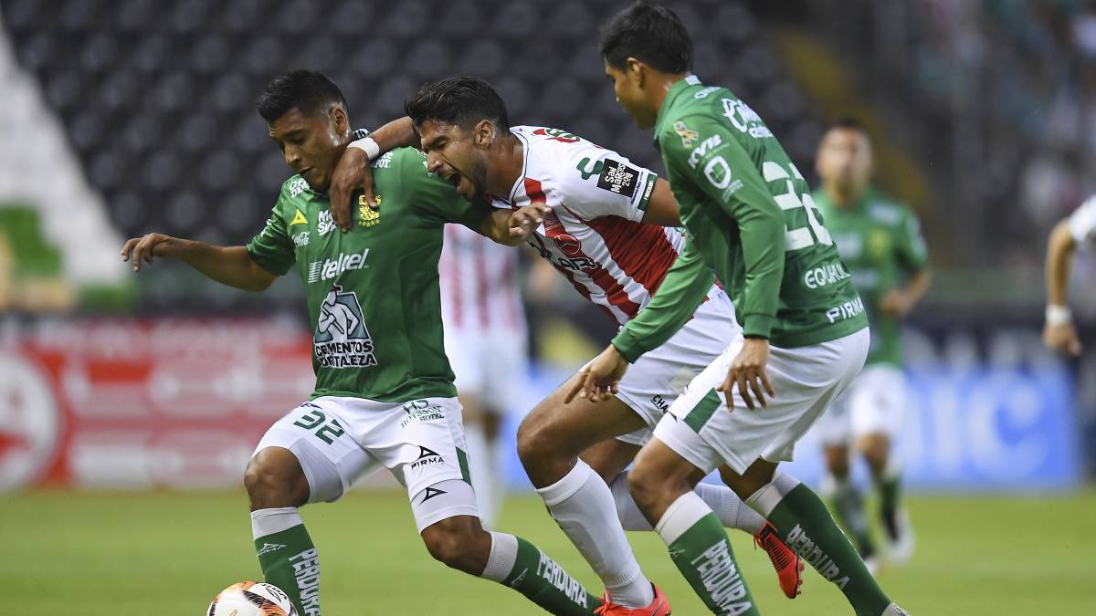 Dylan Zúñiga conduce la pelota ante el asedio de Eduardo Herrera.