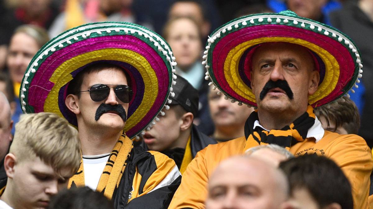 Afición de 'Wolves' demuestra su amor por Raúl Jiménez