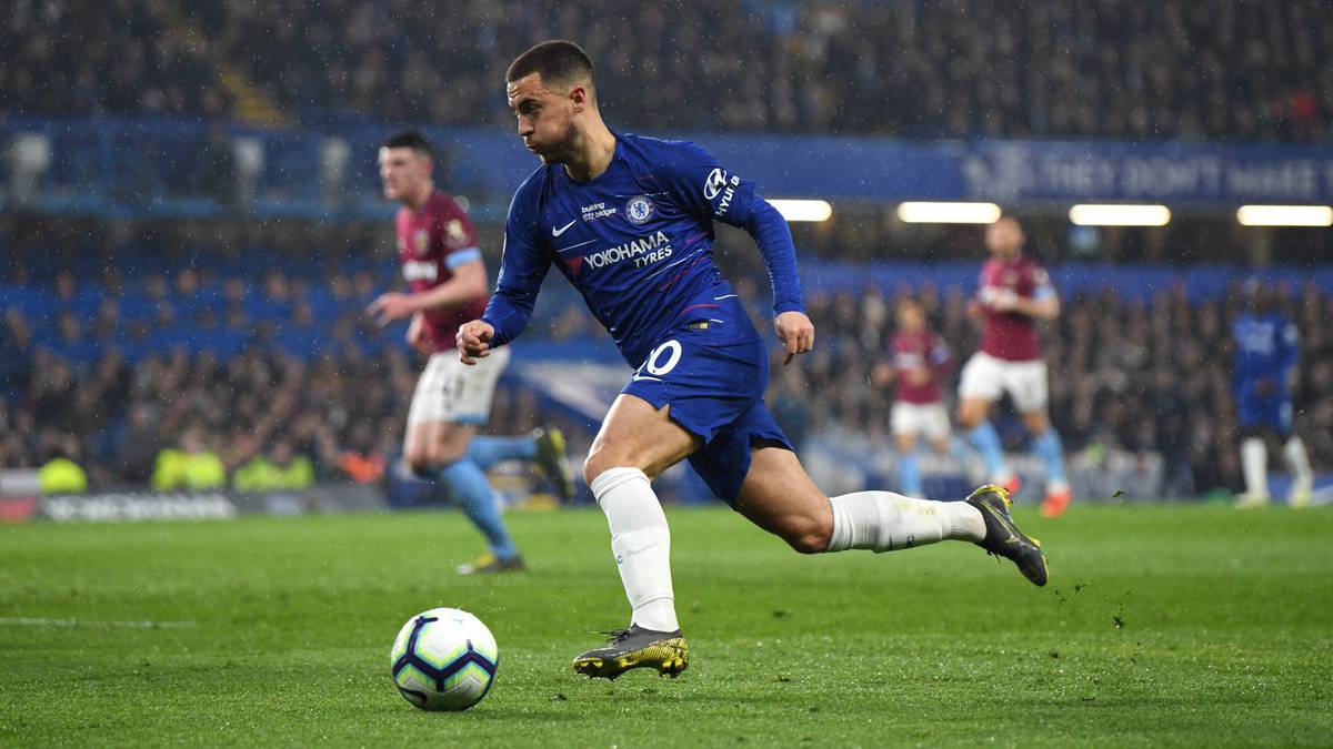 Eden Hazard conduce un balón en el partido Chelsea - West Ham