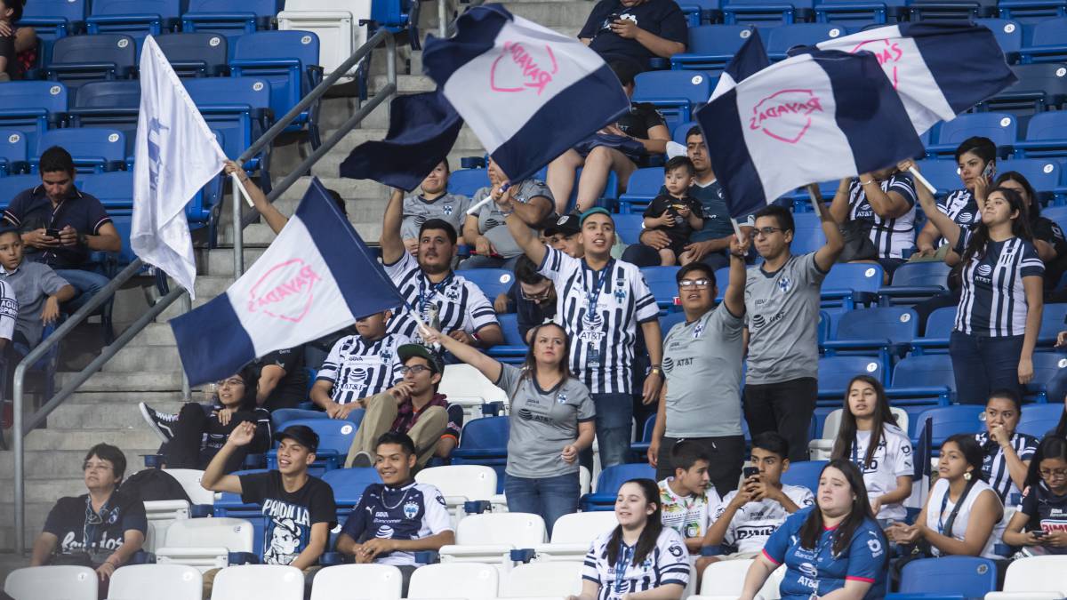 Afición de Rayadas apoya al equipo en el Estadio BBVA.
