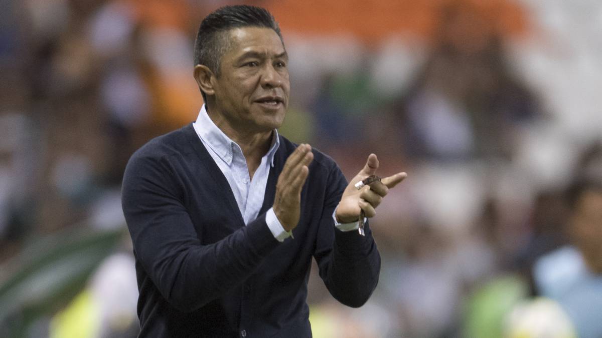 Ignacio Ambriz aplaude desde su área técnica durante un partido con el León.