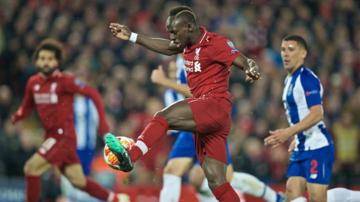 Sadio Mané controla un balón en el partido entre Liverpool y Porto
