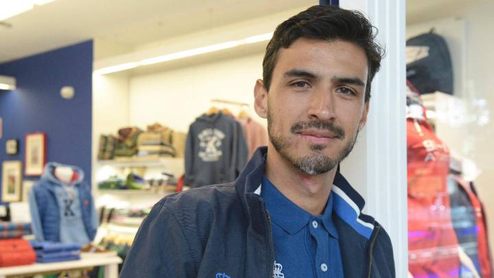 Oswaldo Alanís, central del Real Oviedo, posa en la tienda de ropa oficial del club