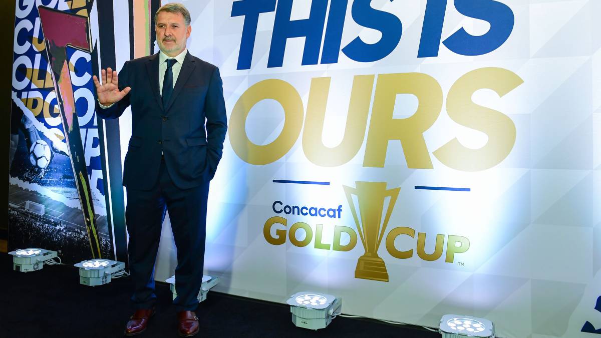 Gerardo Martino posa para las cámaras en el marco del sorteo de la Copa de Oro.