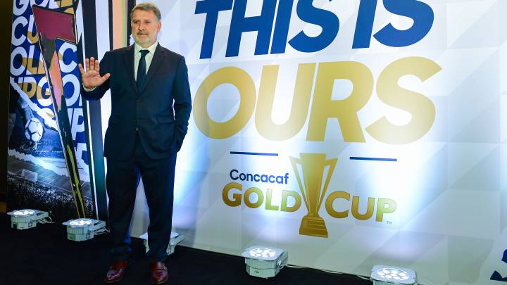 Gerardo Martino posa para las cámaras en el marco del sorteo de la Copa de Oro.