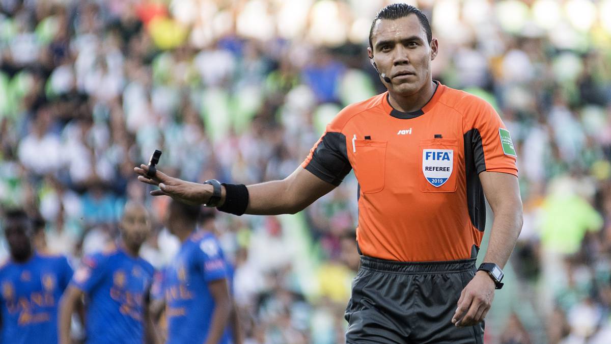 El árbitro central, Marco Ortiz, durante el partido entre Santos Laguna y Tigres.