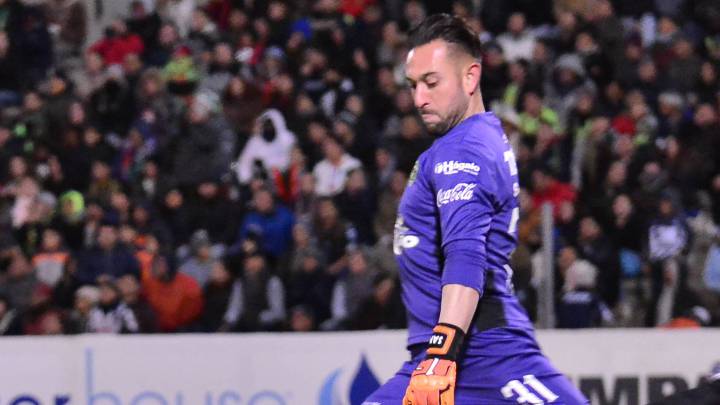 Portero de Bravos iba a hacer un golazo pero Aguilera lo evitó