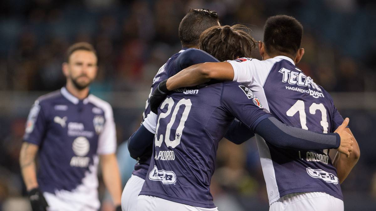 Jugadores de Rayados celebran un gol ante el Sporting Kansas City.