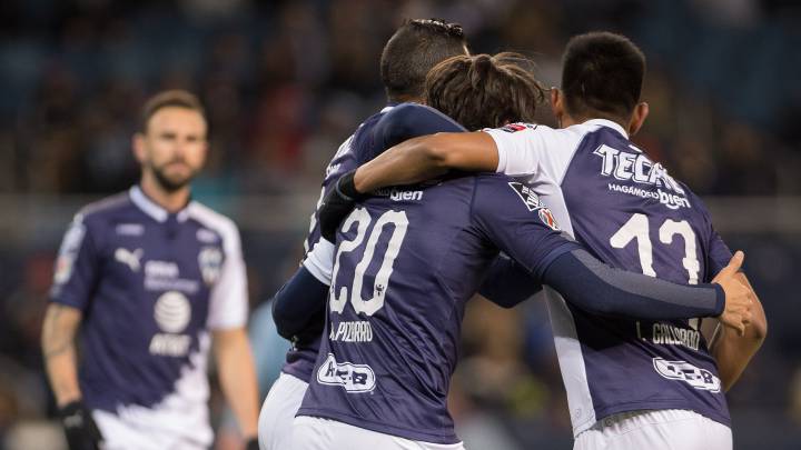 Jugadores de Rayados celebran un gol ante el Sporting Kansas City.