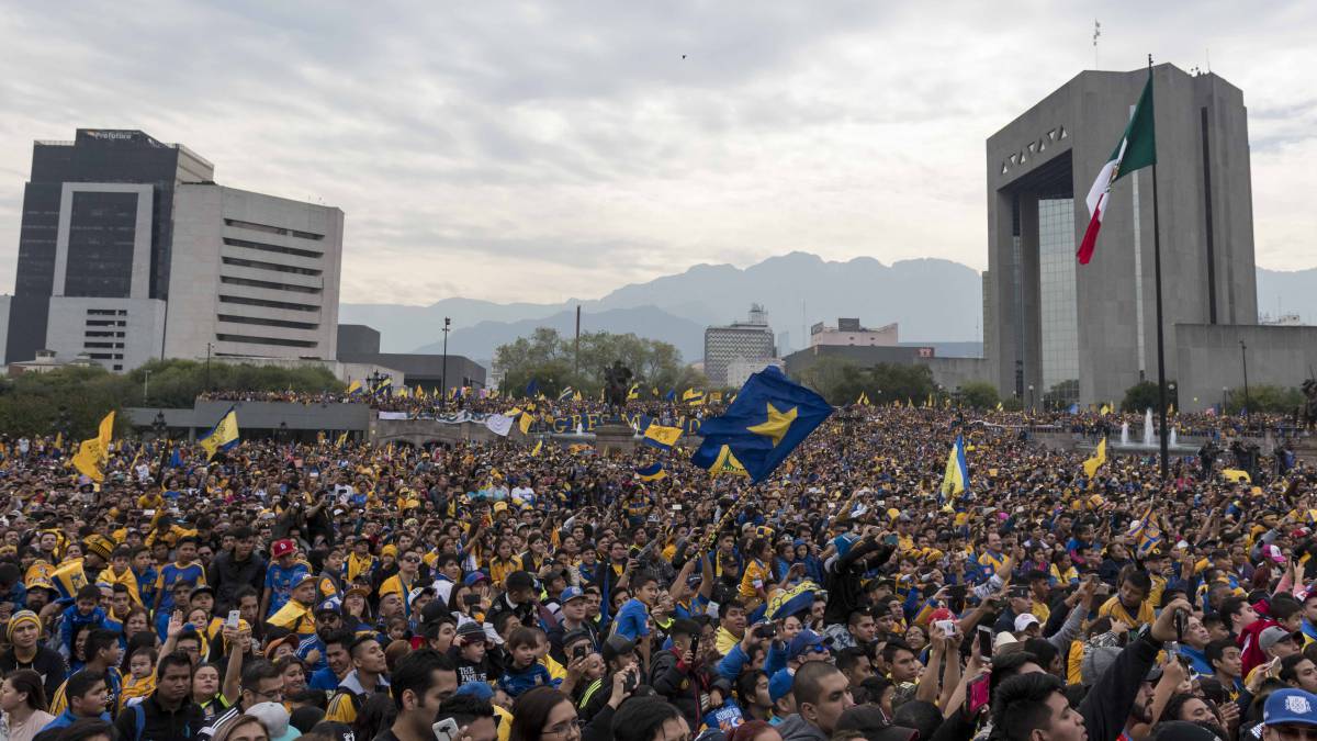 Panorámica de la Macroplaza durante un festejo de Tigres.